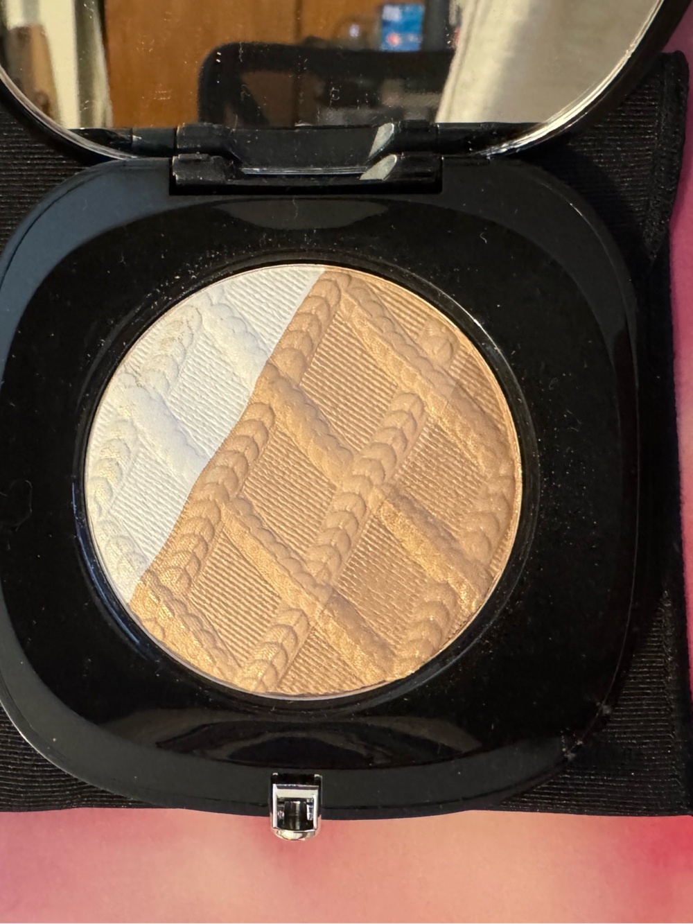 Marc Jacobs 302-Close Up